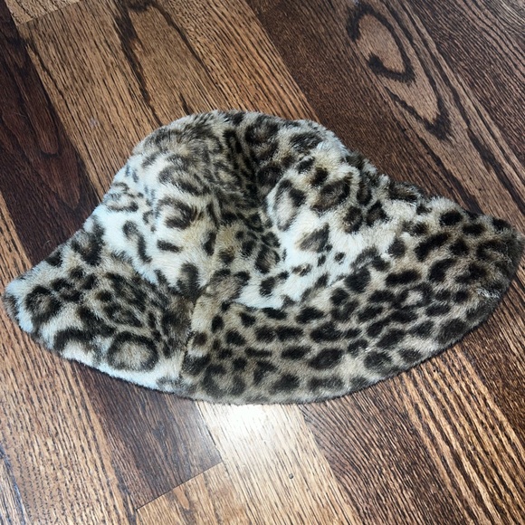 GAP plush bucket hat leopard animal print. - Picture 2 of 4